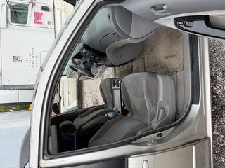 2004 Toyota Sienna LE - Interior Front Seat Image